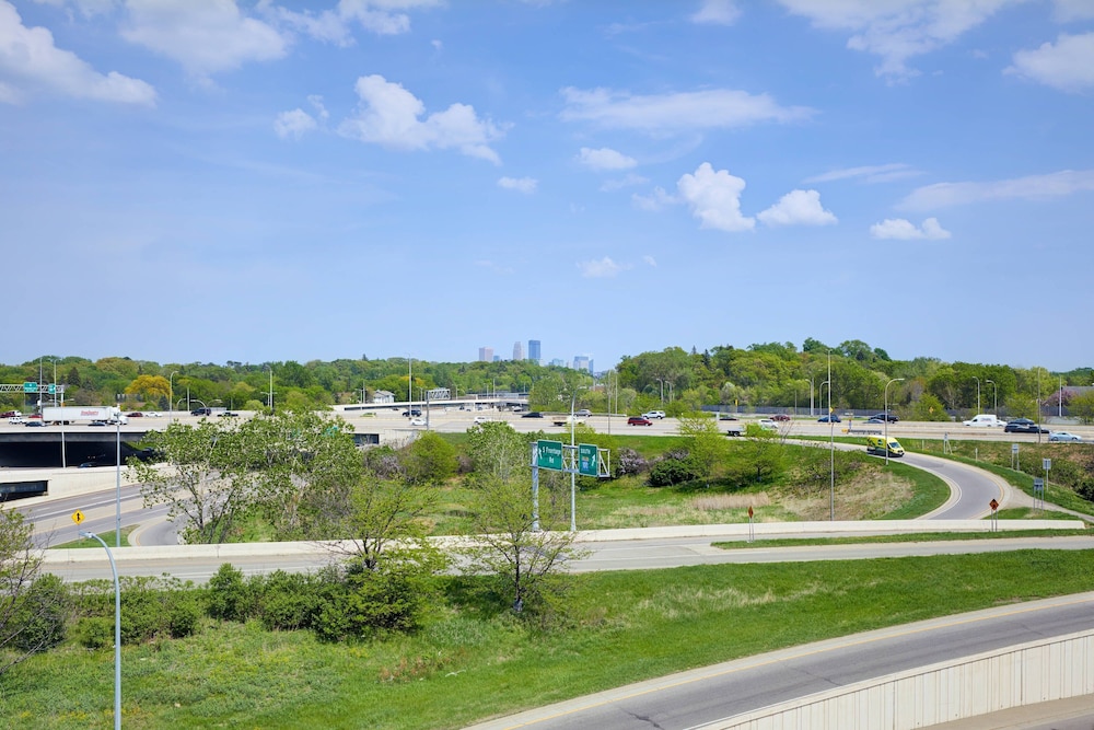 Ac Hotel By Marriott Minneapolis West End,Golden Valley>>Downtown Minneapolis,4 star