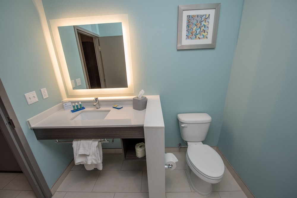 holiday inn express and suites lake charles south