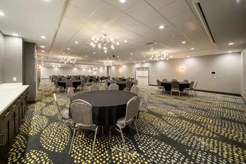 holiday inn and suites decatur forsyth by ihg