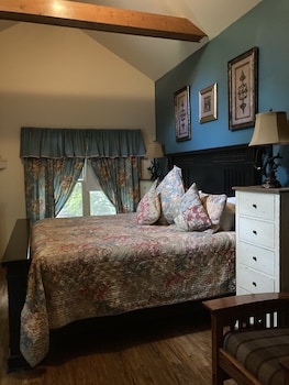 all seasons treehouse village