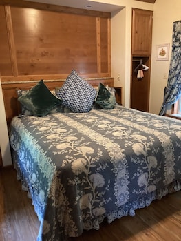 all seasons treehouse village