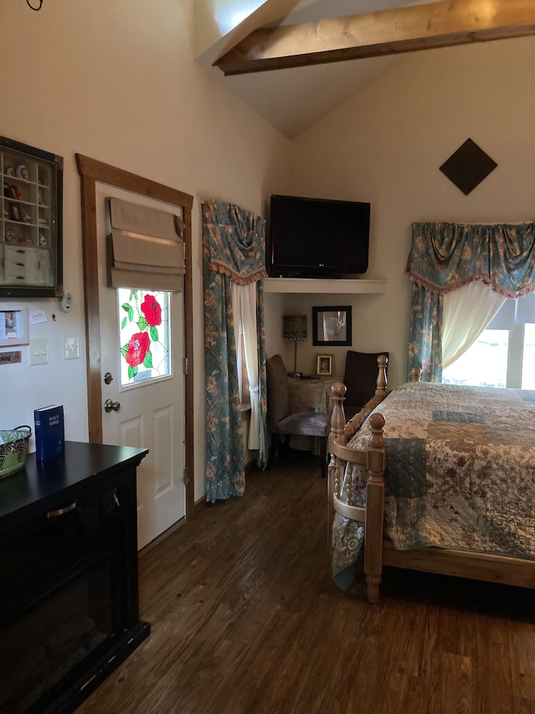 all seasons treehouse village