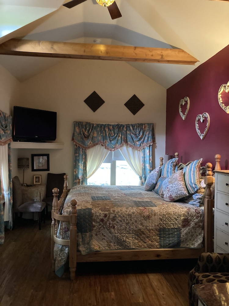 all seasons treehouse village