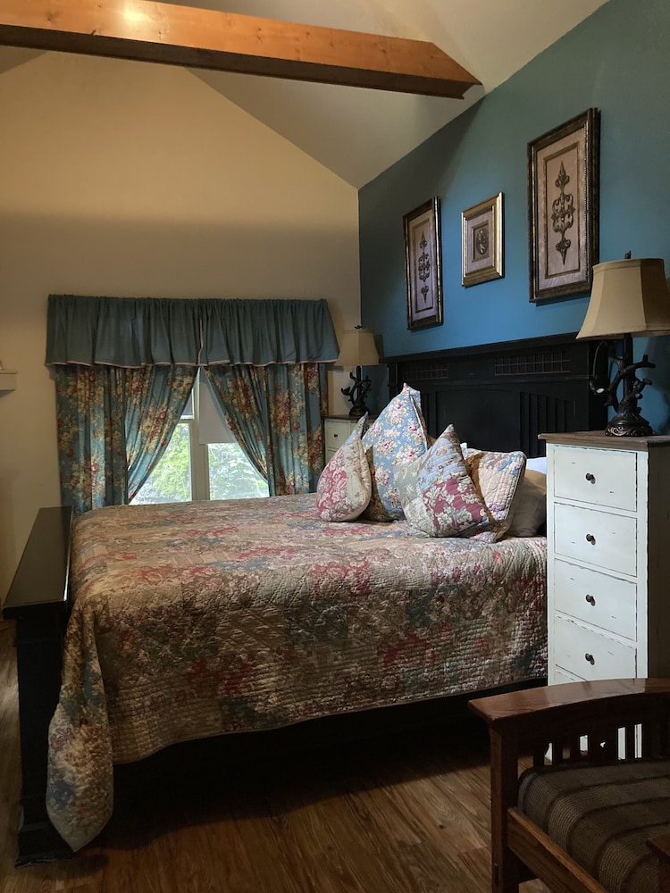 all seasons treehouse village