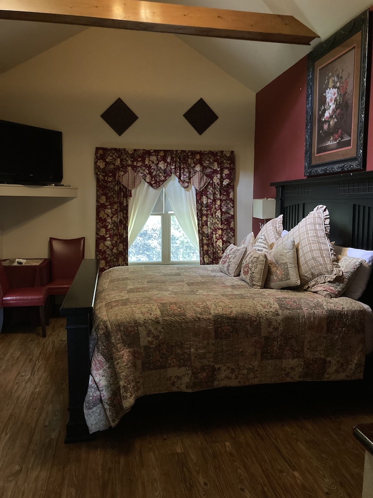 all seasons treehouse village