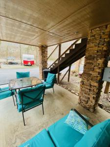 All Seasons Treehouse Village,Exeter>>Eureka Springs,2 star