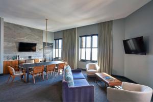 renaissance saint elm dallas downtown hotel