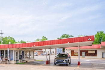 Oyo Holiday Capri Motel & Rv Park,United States Of America>>Booneville,3 star