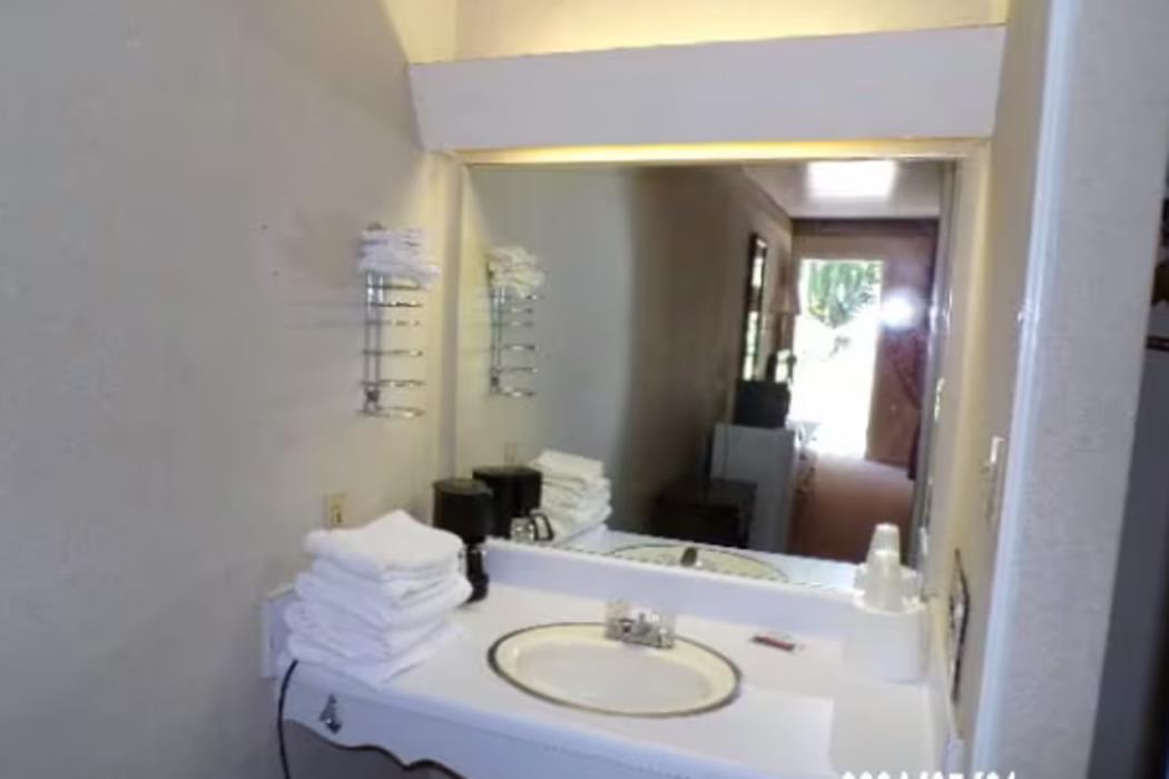 oyo holiday capri motel and rv park