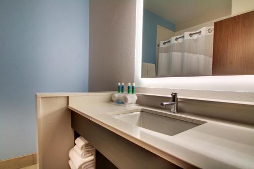 holiday inn express and suites summerville by ihg