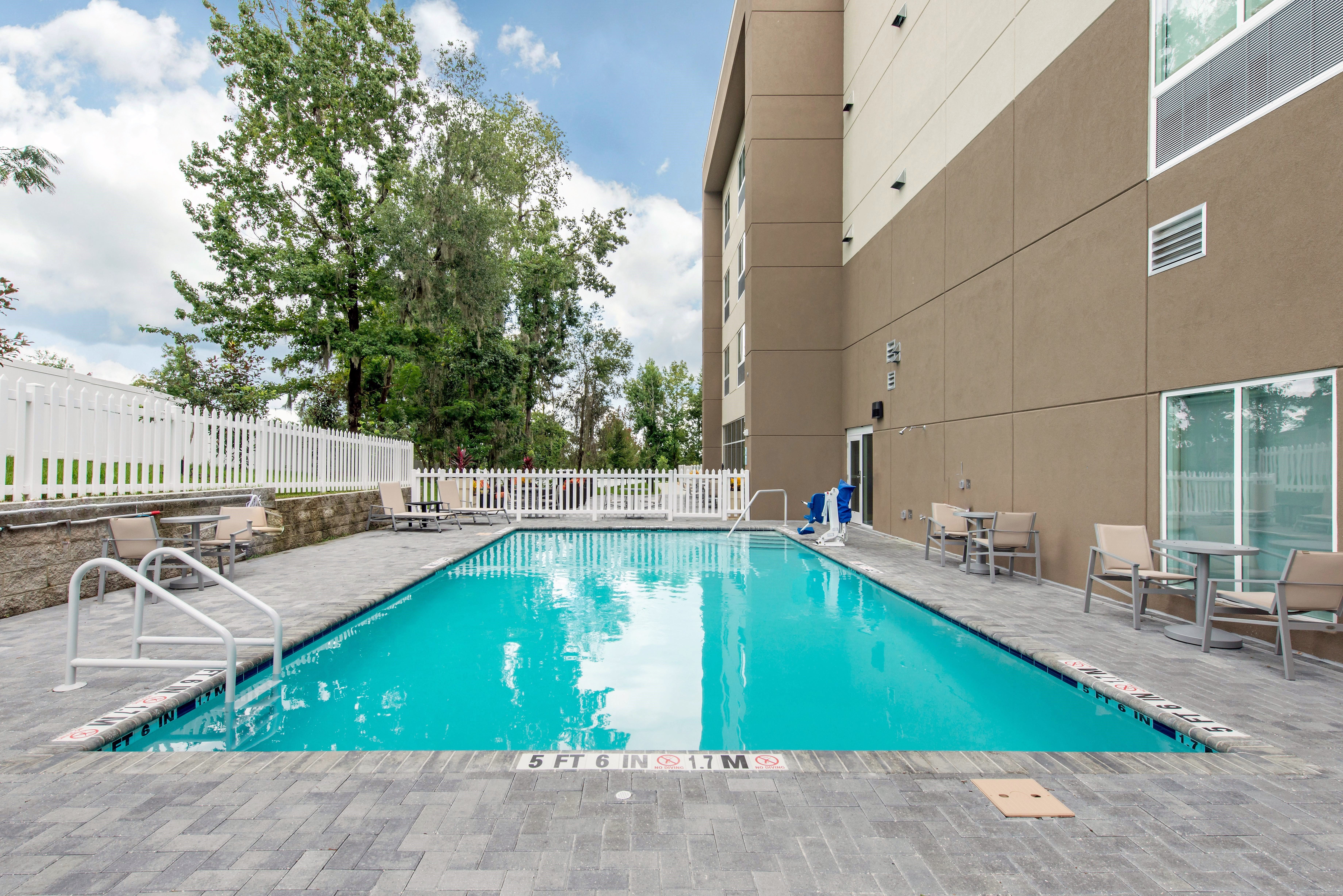 holiday inn express and suites west melbourne by ihg