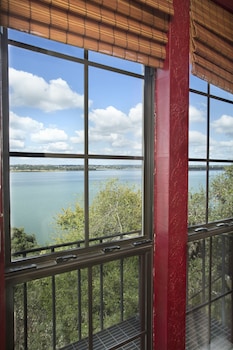 the lakehouse bed and breakfast