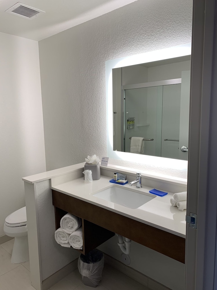 holiday inn express and suites denver aurora medical campus