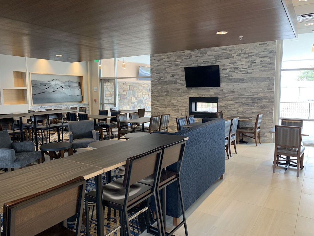 holiday inn express and suites denver aurora medical campus