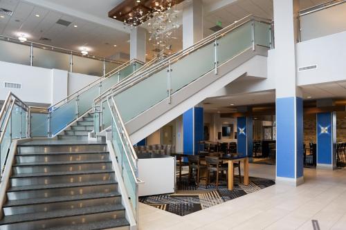 holiday inn express and suites denver aurora medical campus