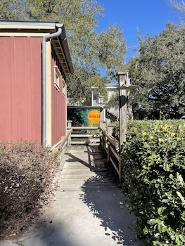Hibiscus Coffee & Guesthouse,Fort Walton Beach>>Destin,3 star