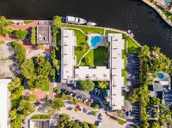 artrageous on the river by rocketstay