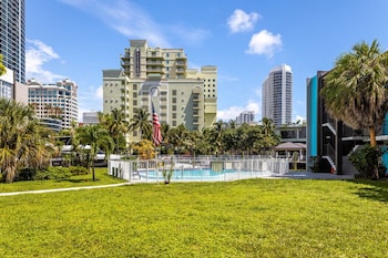 artrageous on the river by rocketstay