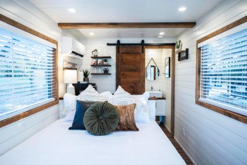 New The Lone Star Shipping Container,Stonewall>>Fredericksburg,3 star