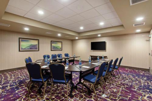 hampton inn and suites leavenworth