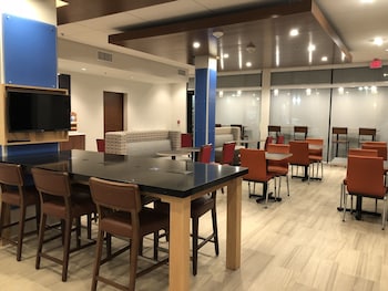 holiday inn express and suites racine by ihg