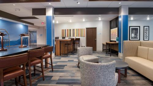 holiday inn express and suites racine by ihg