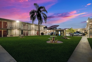 hometowne studios by red roof vero beach i 95