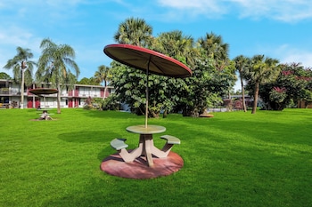 hometowne studios by red roof vero beach i 95