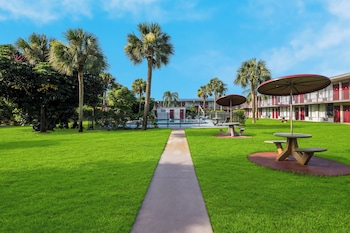 hometowne studios by red roof vero beach i 95