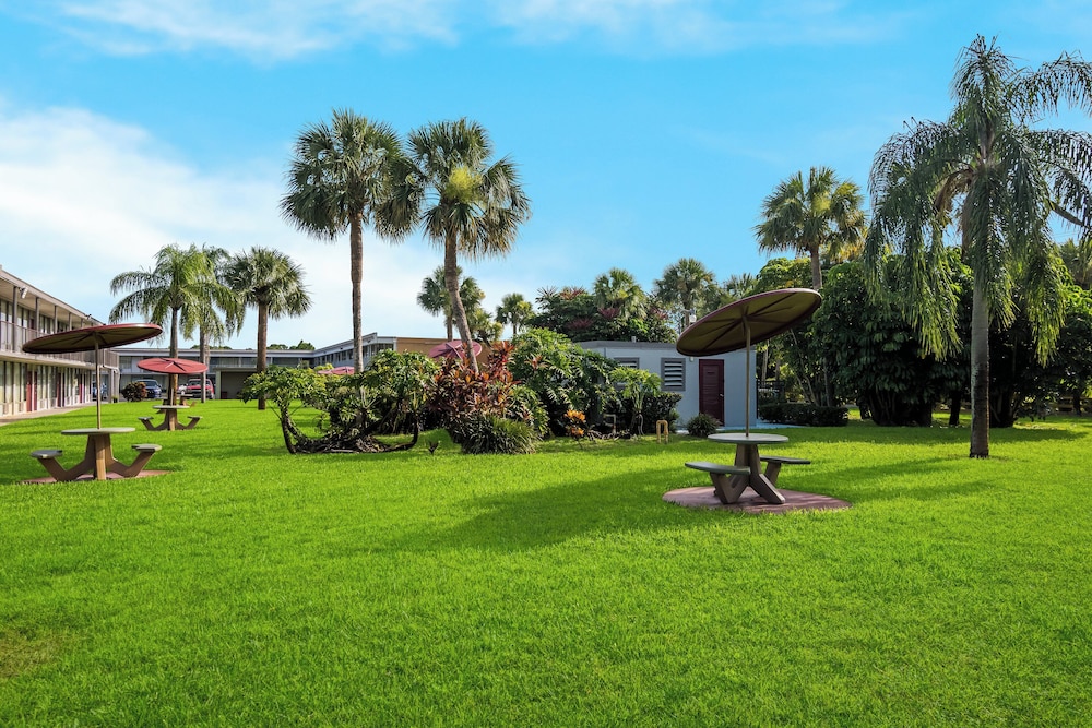 hometowne studios by red roof vero beach i 95