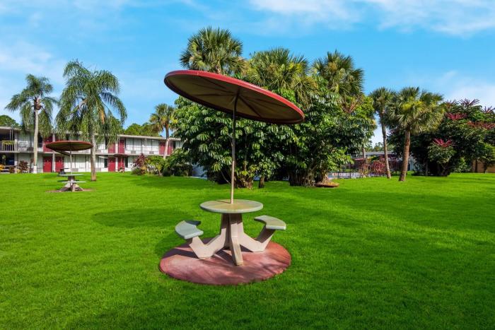 hometowne studios by red roof vero beach i 95