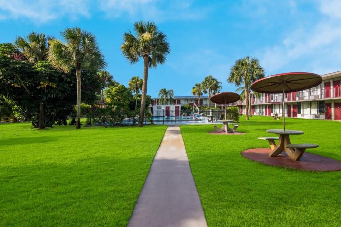 hometowne studios by red roof vero beach i 95
