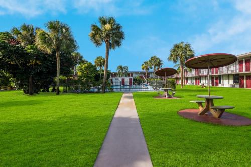hometowne studios by red roof vero beach i 95