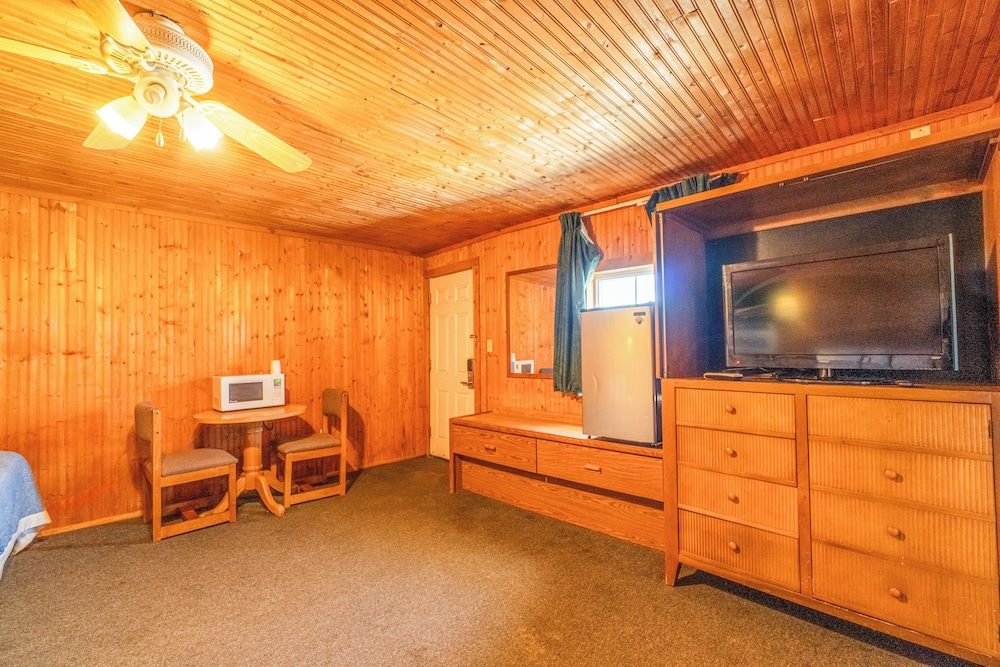 green acre motel by oyo near rush county airport