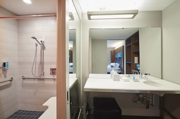 aloft cleveland airport