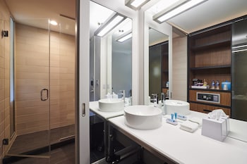 aloft cleveland airport