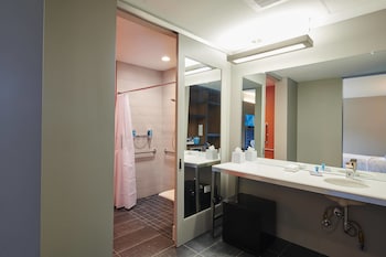 aloft cleveland airport