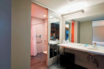 aloft cleveland airport