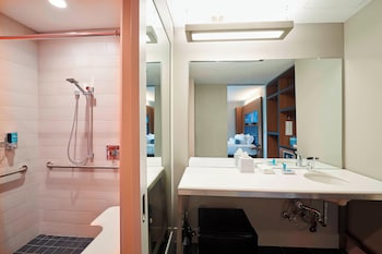 aloft cleveland airport