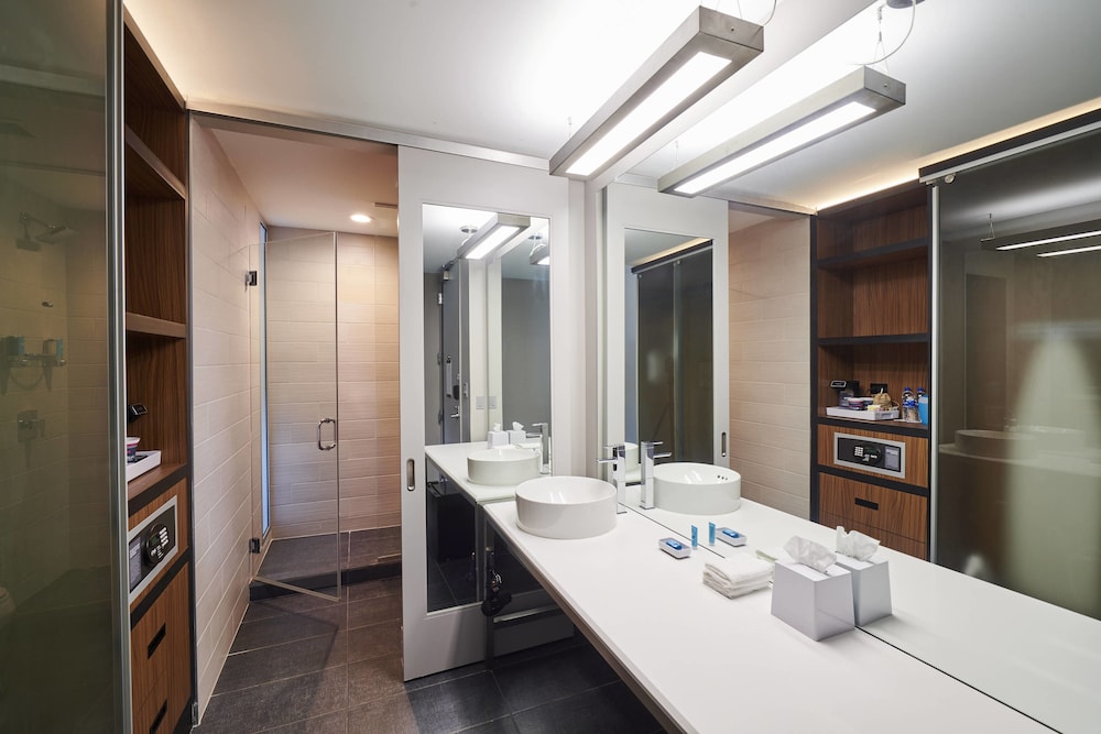 aloft cleveland airport