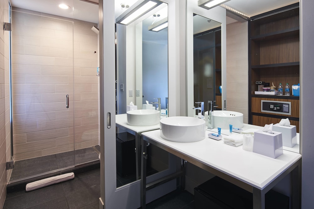 aloft cleveland airport