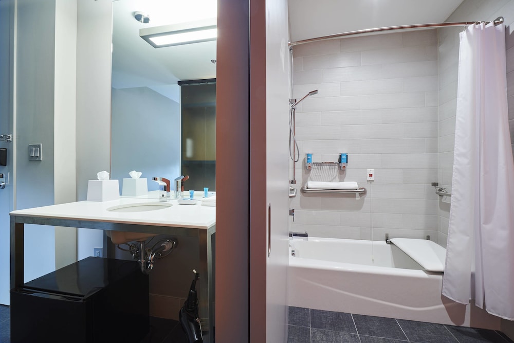 aloft cleveland airport