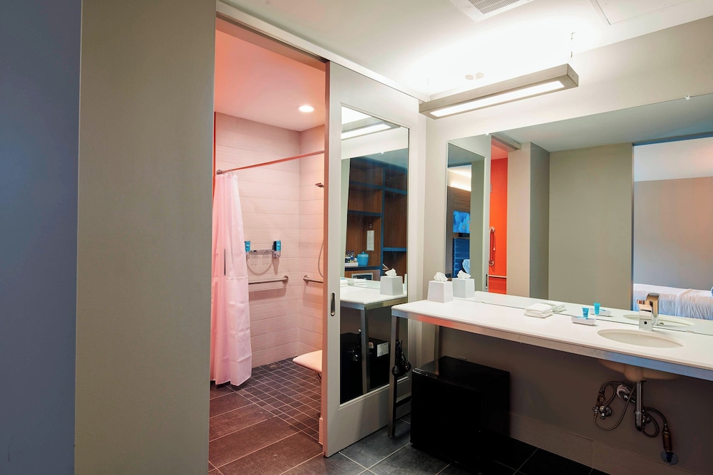 aloft cleveland airport