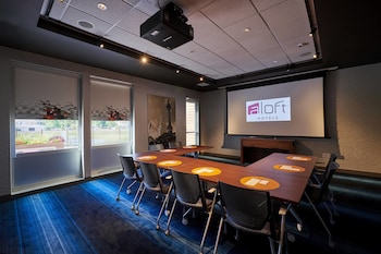 aloft cleveland airport