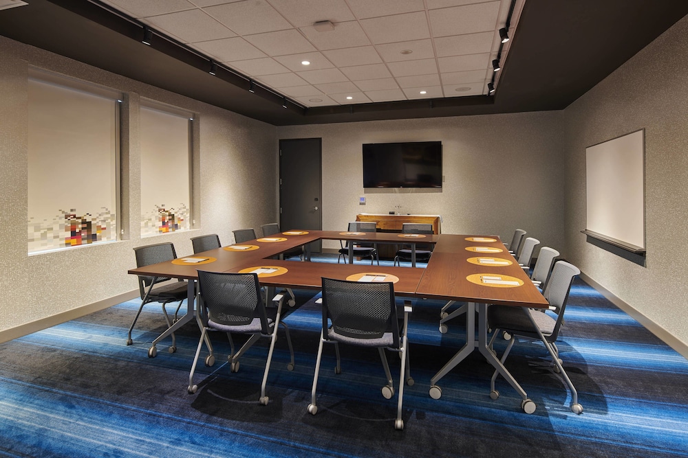 aloft cleveland airport