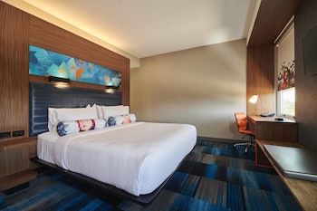 aloft cleveland airport