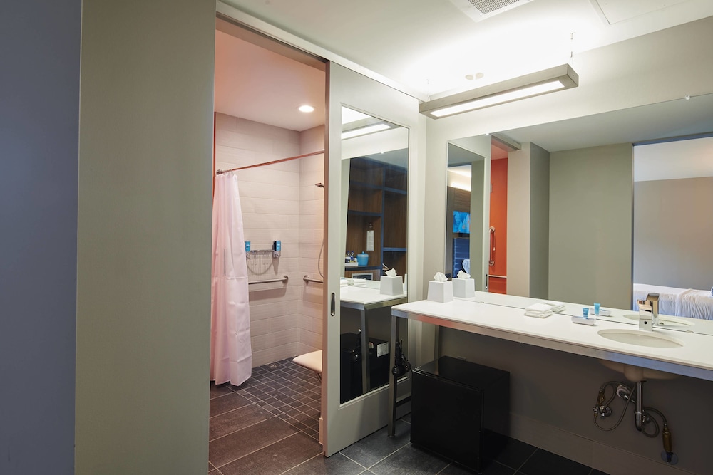 aloft cleveland airport