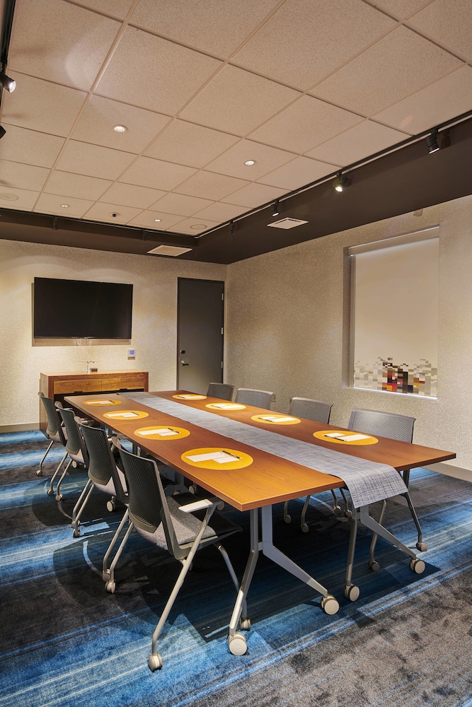 aloft cleveland airport