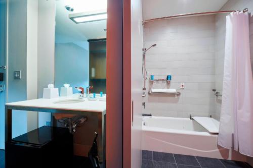 aloft cleveland airport