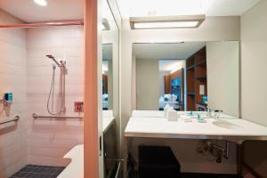 aloft cleveland airport